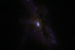 Imagen de la galaxia NGC 6240 tomada por el telescopio ALMA. Los puntos rojos son los agujeros negros y la masa azul, gas molecular.