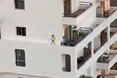 La Polica investiga el peligroso paseo de una nia por la cornisa del quinto piso de un bloque