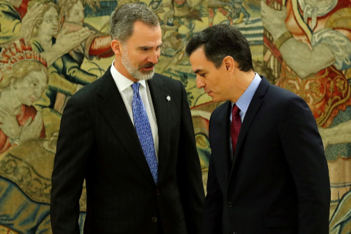 Felipe VI y Pedro Sánchez conversan durante la toma de posesión como presidente del líder del PSOE.