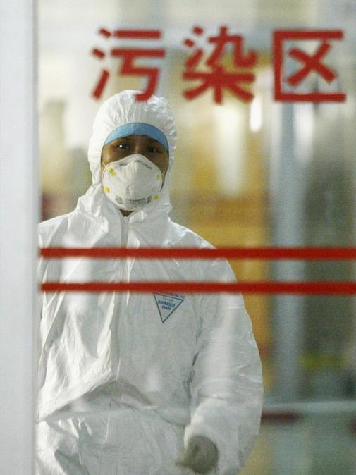 Un sanitario toma medidas preventivas contra el SARS en un hospital de Guangdong en 2004.