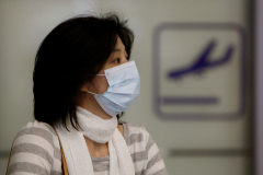 Una pasajera lleva una mscara en el aeropuerto de Shanghai.
