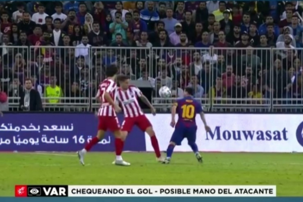El VAR anuló un gol a Messi por haber controlado el balón con la mano.