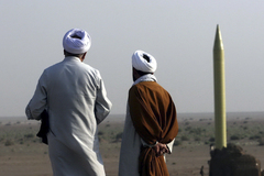 Clerigos iranes observan un ejercicio con misiles Shahab 1.
