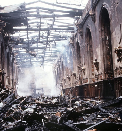 Imagen de archivo que muestra los restos del Castillo de Windsor, que la reina consideraba su hogar, tras el incendio de 1992