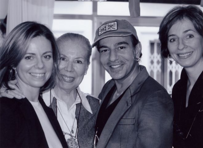 Lina, en el centro, con John Galliano y las hijas de la diseadora.