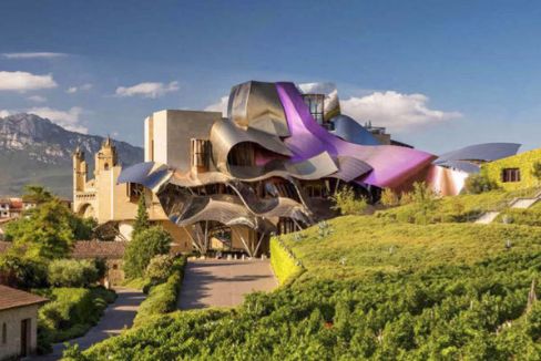 Marqus de Riscal encarg a Frank Gehry el diseo del hotel que se encuentra en la propia bodega, en el municipio alavs de Elciego.