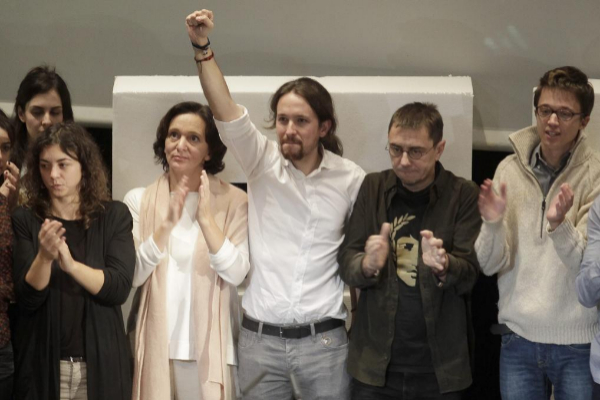 Pablo Iglesias (puo en alto) junto a Carolina Bescansa (a su dcha.), Juan Carlos Monedero (a su izqda.) e igo Errejn, en 2014.