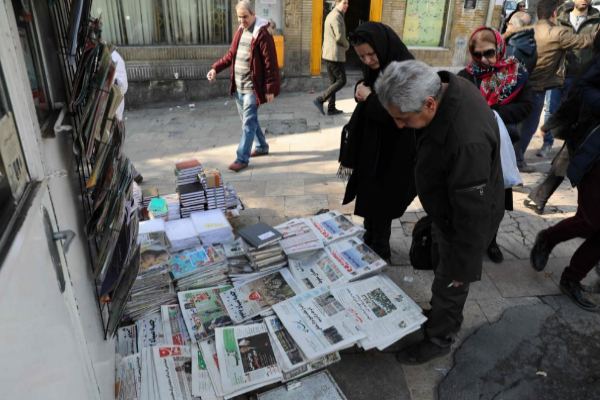 Iranes leen las portadas con el reconocimiento del error humano.