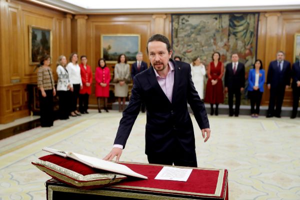 Pablo Iglesias promete su cargo como vicepresidente del Gobierno ante el Rey.