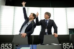 El ex presidente cataln Carles Puigdemont (dcha.) y el ex consejero Toni Comn, este lunes, en la Eurocmara.