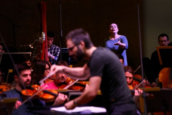 Josep Vicent, en primer plano, dirige la orquesta durante los ensayos del viernes, en la parte en la que interviene la soprano ngeles Blancas.