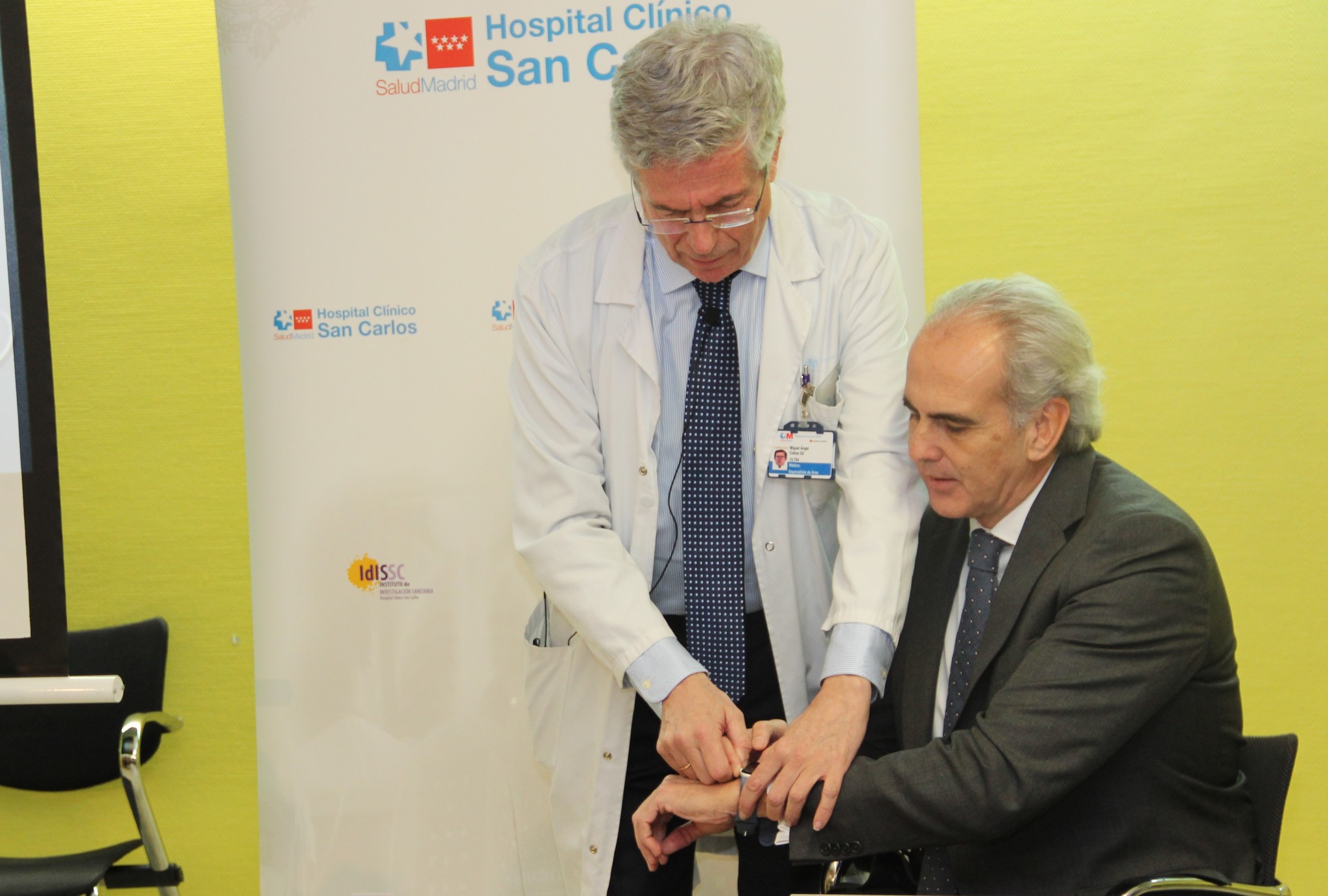 El cardilogo Miguel ngel Cobos muestra el funcionamiento del 'smart watch' al consejero de Sanidad de la Comunidad de Madrid, Enrique Ruiz Escudero.