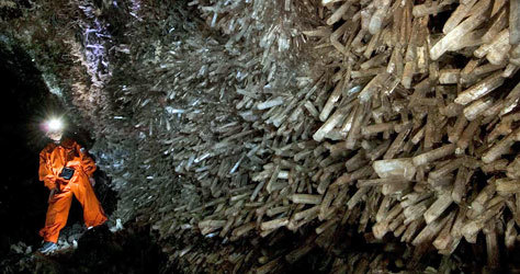 Interior de la llamada Cueva de los Cristales mexicana.