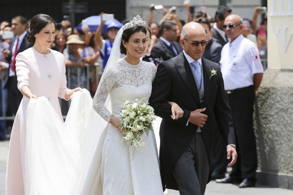 Sassa de Osma, vestida de Vzquez en su boda con un traje parecido al de la duquesa de Cambridge.