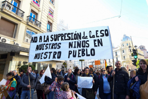 Manifestacin en las calles de Granada de padres y alumnos de colegios rurales de la provincia.