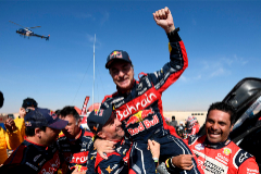 Carlos Sainz celebra su tercera victoria en el Dakar.