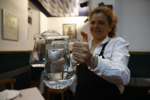 La odisea de conseguir una jarra de agua en un restaurante