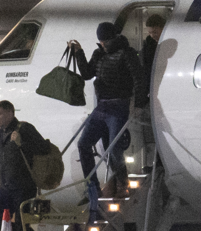 Harry, tras aterrizar en el aeropuerto de Victoria, en Vancouver.