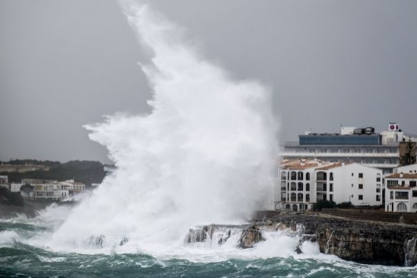 Las olas gigantes rompen en Portocolom, en Mallorca
