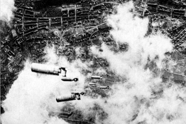 Las bombas de la tercera ronda, cayendo sobre Dresde.