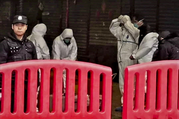 En la 'zona cero' del coronavirus chino: "Si sales con esa mascarilla, mueres seguro"