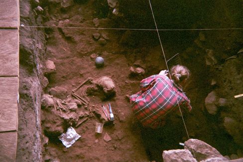 Excavacin del yacimiento de Camern donde estaban enterrados dos de los nios estudiados, que vivieron hace 8.000 aos.