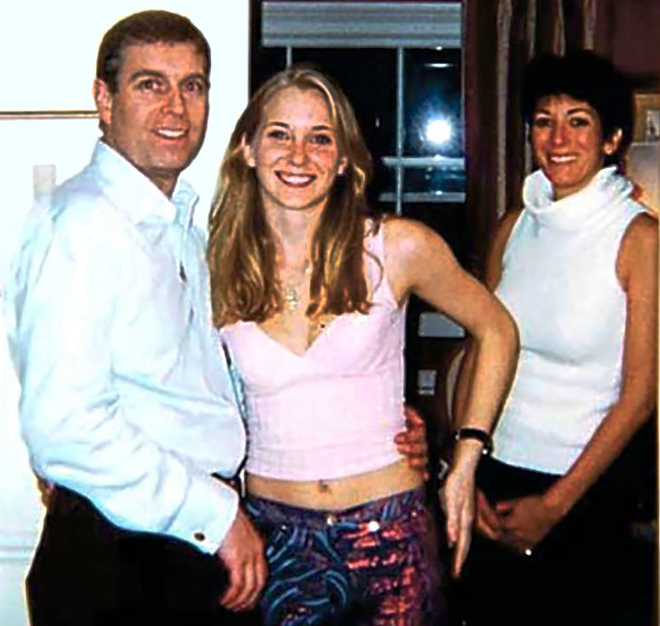 El prncipe Andrs con Virginia Roberts y Ghislaine Maxwell en 2001.