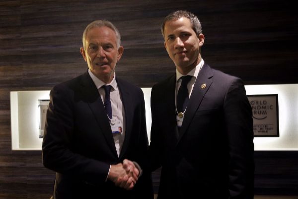 El ex premier Tony Blair (izquierda) con Guaid.
