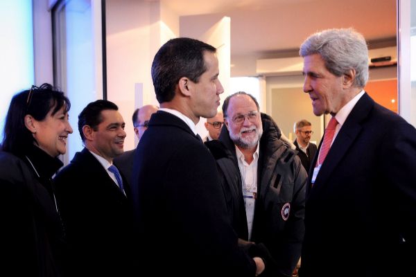 El lder venezolano con John Kerry.