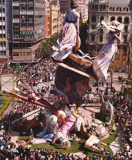 1.995 Falla del Ayuntamiento de Valencia. Imagen del da 16 de marzo.