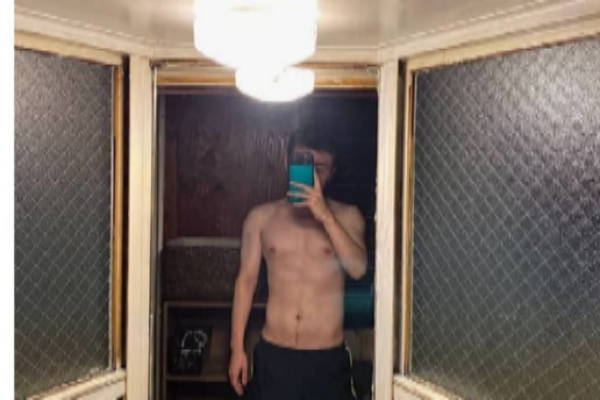 La foto de Simon selfie delante del espejo sin camiseta, enseando abdominales.
