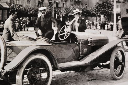 El marketing de Hispano-Suiza fue rompedor. Se promocionaba en salones y carreras, pero su mejor embajador fue sin duda  Alfonso XIII.