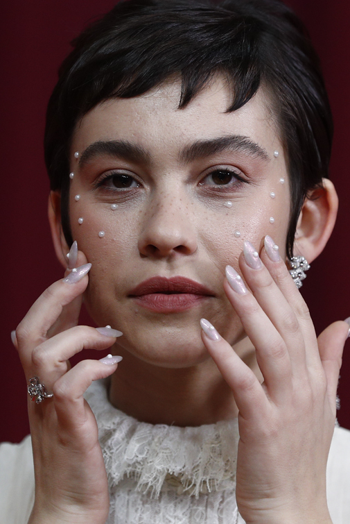 preámbulo Dentro perfume Las perlas de Greta Fernández, el maquillaje más sorprendente de los  Premios Goya 2020 | Belleza