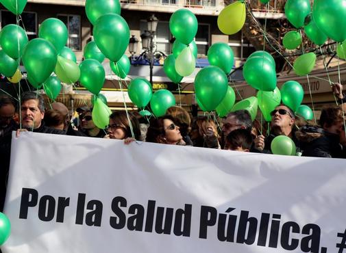 Manifestantes con globos verdes en la marcha convocada en Granada.