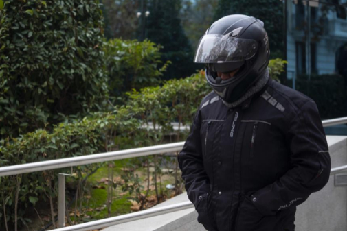 Sergio Ros, ex chfer de Brcenas, oculta su rostro con un casco.