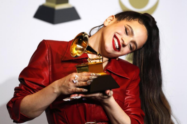 Rosalía posa en la sala de prensa con el Grammy al Mejor Álbum.