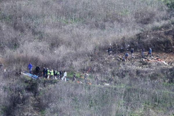 Los equipos de rescate examinan los restos del helicptero de Bryant