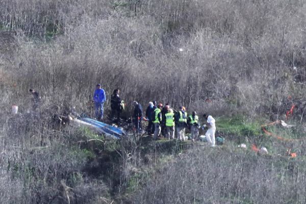 Las autoridades que se ocupan del caso en la zona del accidente.