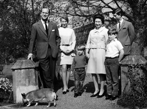 La reina Isabel y el duque de Edimburgo con sus cuatro hijos en Frogmore Cottage, residencia de Harry y Meghan.