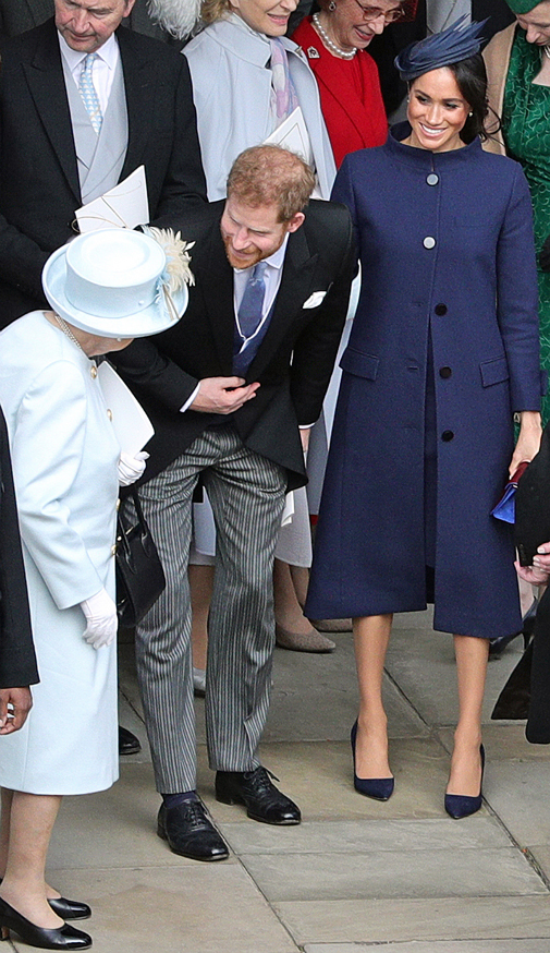 Los duques de Sussex saludan a la reina en la boda de la princesa Eugenia de York, el 12 de octubre de 2018.