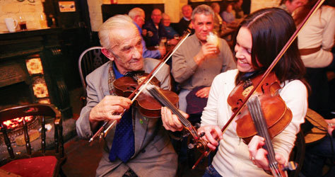 Sesión de música tradicional gaélica en el pub Kelly's Cellars.
