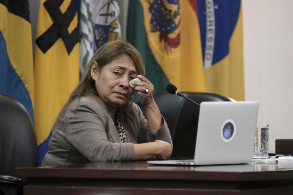 La madre de Paola Guzmn llora durante el juicio en la Corte IDH en Costa Rica.