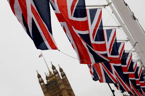 Banderas británicas, cerca del Parlamento, en Londres.