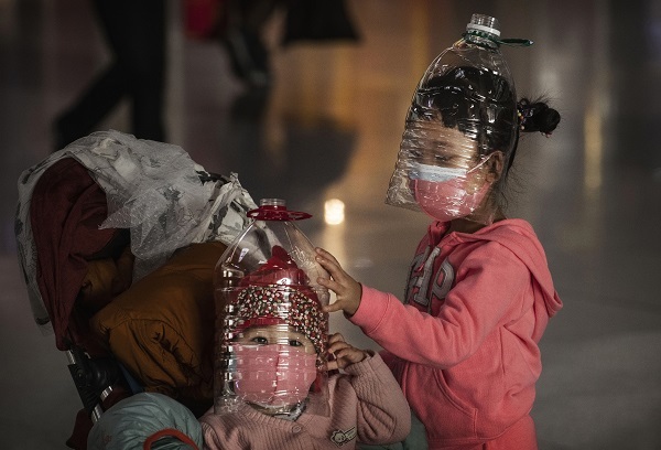 Mascarillas improvisadas con botellas de agua en China.