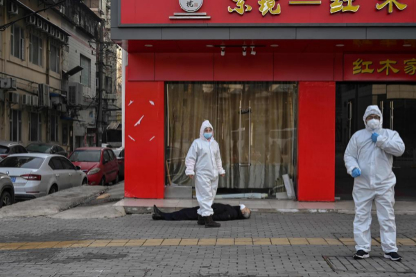 Un hombre yace muerto en Wuhan.