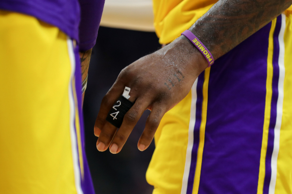 El nmero 24 en el dedo de un jugador de los Lakers.