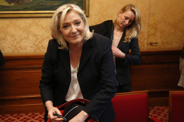 Marion y su tía, Marine Le Pen, en la Asamblea Nacional de París.