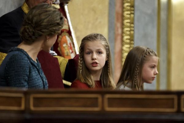 La Princesa Leonor habla con su madre, la Reina Letizia, en la Apertura de la XII Legislatura en 2016.