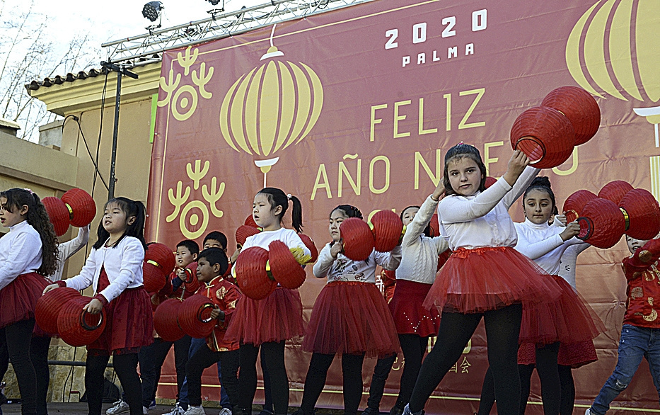 Varias nias bailando sobre el escenario durante la fiesta del Ao Nuevo Chino. J.SERRA
