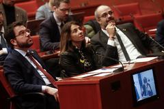 De izqda. a dcha., Pere Aragons, Meritxell Bud y Miquel Buch escuchan a Carles Puigdemont, este martes, en la comisin de investigacin del 155 en el Parlament.